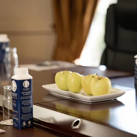 Jackson's & Leisure Centre Hotel